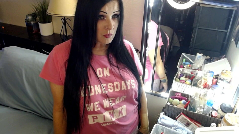 Abby Anna: Yawning milf doet make-up /neukt wat chat