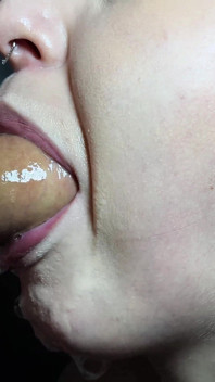 Gorge profonde très humide, sa bouche est remplie de
