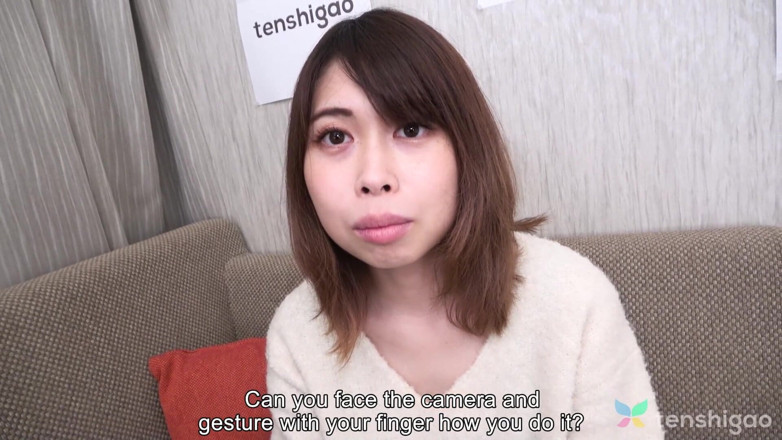 Tenshigao: Japanese babe amateur Risako Goto shows us her shaved pussy