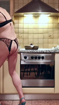 Nylon Sissy děvka Michelle Pozdní večeře Vaření Živě