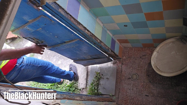 TheBlacKHunterr: Hai nhân viên làm tình trong phòng tắm