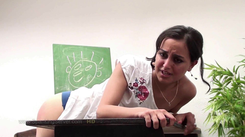 Spanking Server: In classe yasmeena frusta del culo
