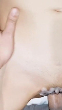 A mi hijastra flaca le encanta cubrir su bonita vagina de leche