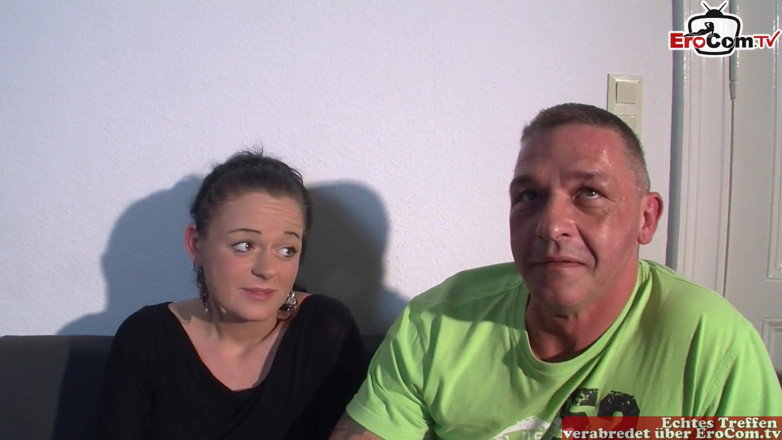 EroCom: Marido comparte su esposa milf alemana de pelo oscuro en...