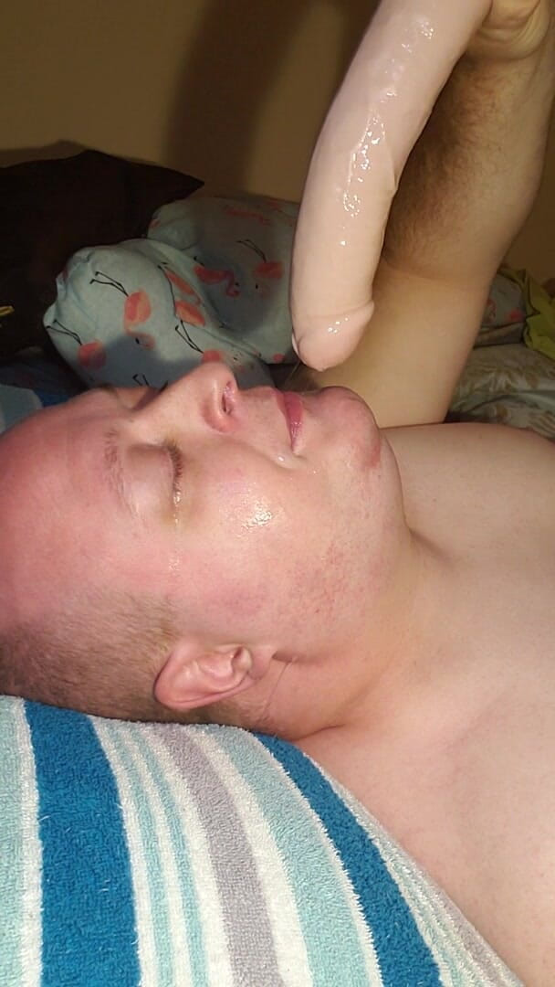 Charlieboy69: Все ще глибоко заглотує величезний ділдо