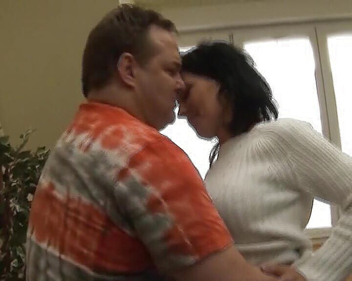 Enjoy German porn: 黒髪の温泉はドイツの女性が彼女の小さなおっぱいで覆われて精液