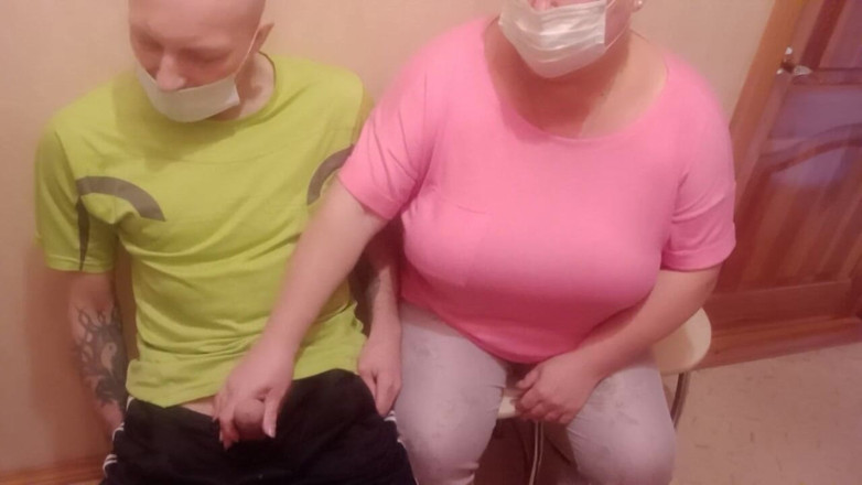 Zona901: A woman jerks off my cock in the waiting room