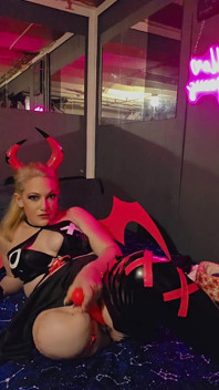 Blonde Ak Amputee melancap & memancut mani dengan tunggul telanjang, muka Ahegao dalam cosplay