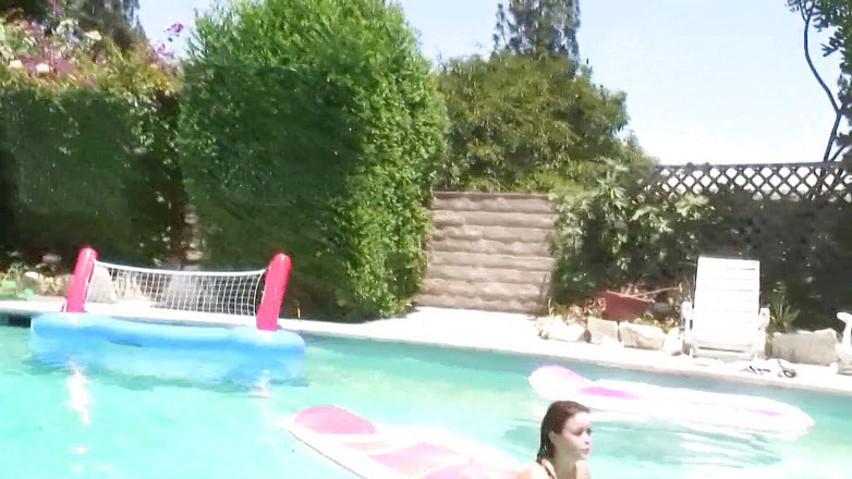 Monster Cocks: Симпатичную молодую шлюшку с волосатой киской трахает паренек