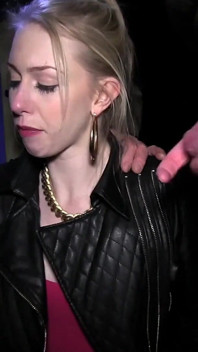 Sexy blonde chav sehnt sich nach mehreren schwänzen, also haben wir sie gefilmt, wie sie fremde wie eine echte dogging-schlampe lutscht
