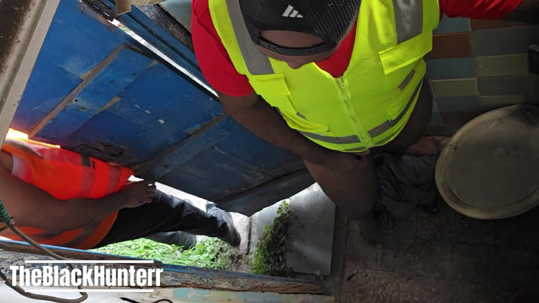 TheBlacKHunterr: Twee medewerkers zoenen in het toilet