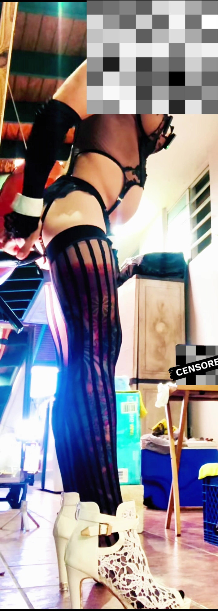 Benito414: Seksi transseksüel siyah çoraplı duvardaki anal dildoya biniyor