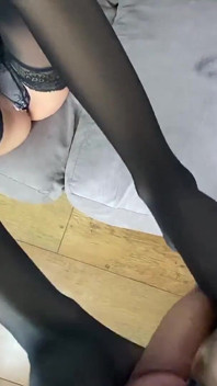 Setiausaha blonde yang sangat panas memberikan footjob & handjob dengan stoking. POV