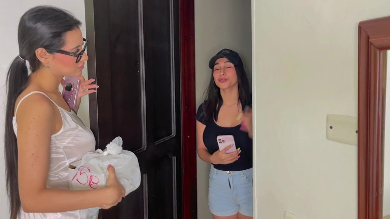 Jenifer Play: Il Servizio Di Consegna Termina Con Sesso Lesbico E Appassionato