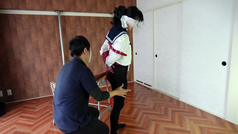 ushirosugatanomiki: Castigo de sentarse erguido con un vibrador y cinturón de...