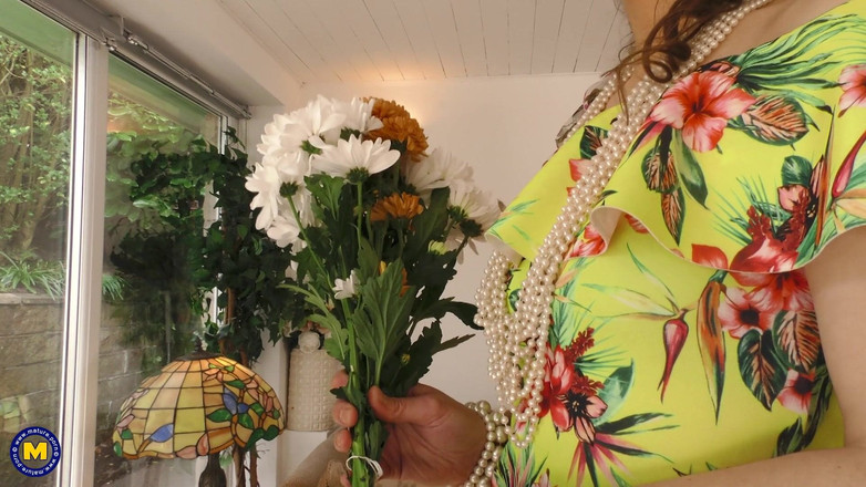 Mature NL: Uzun boylu İngiliz orta yaşlı seksi kadın aurora genç bir adamla...