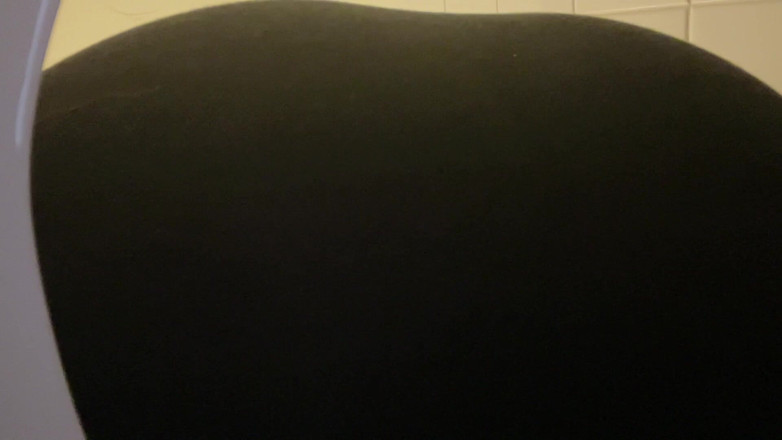 Miss Valentina: 継母のトイレ