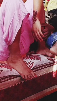 Une villageoise desi indienne se fait baiser pour la première fois en levrette