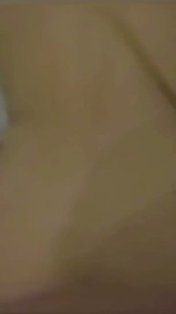 Una giovane studentessa sottomessa viene scopata dalla macchina del sesso e poi schizza dappertutto sul pavimento. in Prospettiva Ego