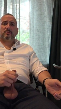 Beschneidungs-stil-diskussion mit unbeschnittenem mann