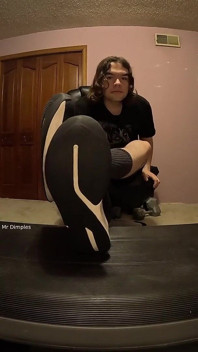 Hladila jsem ptáka, když předvádím své zpocené nohy