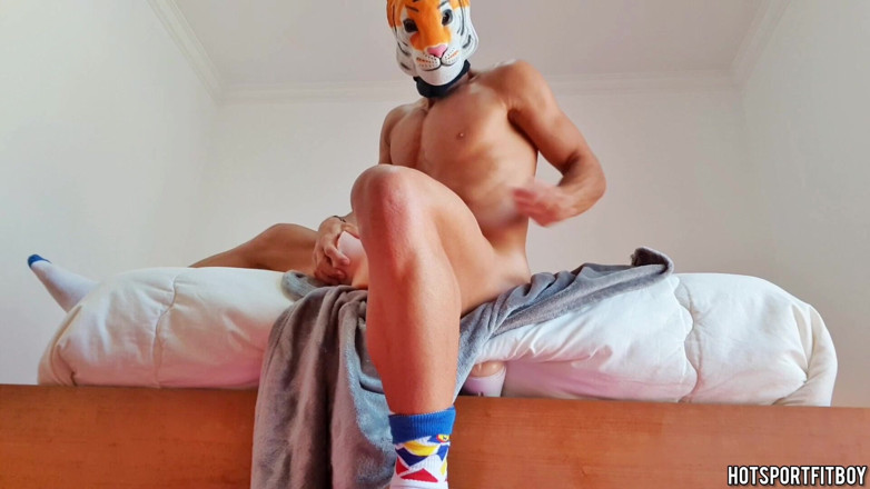 Hotsportfitboy: Жорсткий трах у ліжку з 3 різними штучними фарами – масивний кремпай всередині однієї дупу