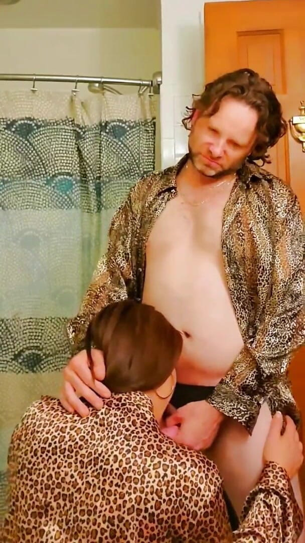 Satin Fetish King: Milf italiana in stampa leopardata sessione di succhia e scopata...