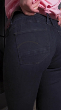 Una milf amatoriale prova i jeans haul e stuzzica la linea collant visibile