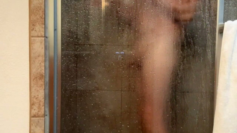 Croonerlooker: Sissy Showering