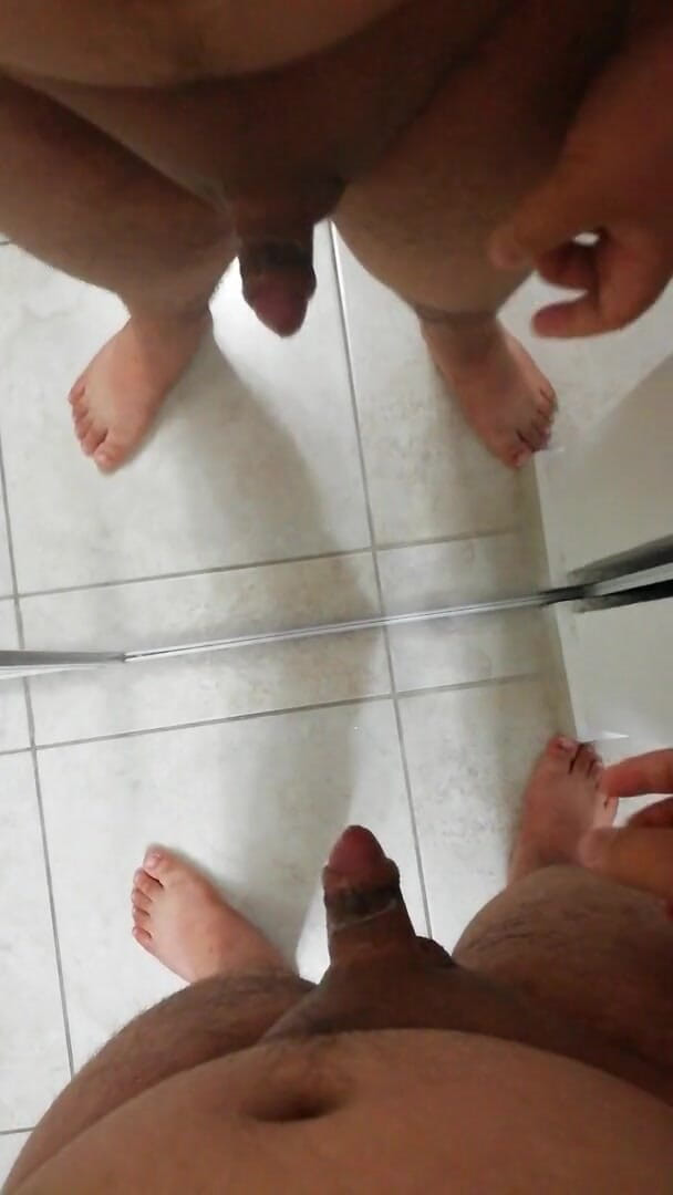 Cock vids and only cock vids.: Пухлий хлопець дрочить свій маленький член у дзеркалі