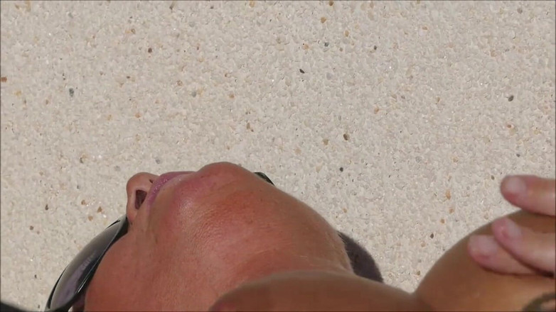 Natalie K: Fodendo um enorme consolo ao ar livre em uma meia-calça...
