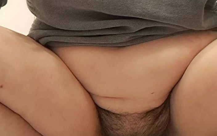 Mommy big hairy pussy: Esposa usando para orinar