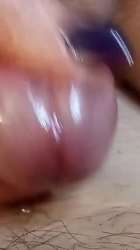 La polla hinchada se corre profusamente de la fricción del frenillo