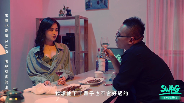 SWAG.live: एक एवरेज खरीदें और बार में कामुक एशियाई लड़कियों को चोदें