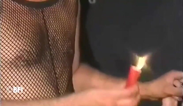 House of lords and mistresses in the spanking zone: Dos chicos están castigando a una morena asustada