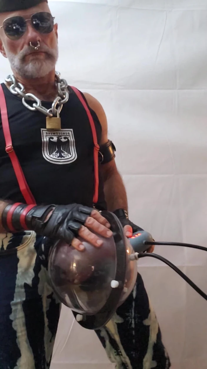 Muscles Cigar FFPig: Pipe Dad Pumping Balls and Cock in a Monstertube