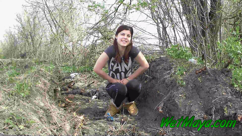Wet Maya: Писяє в канаву на узбіччі дороги