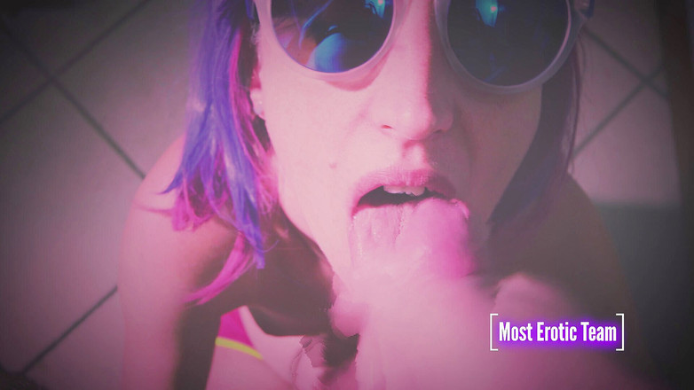 Most Erotic Girl: College-mädchen gibt blowjob in der umkleidekabine, sperma auf gesicht und...