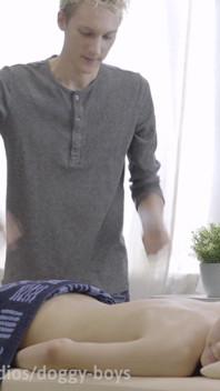 给一个大鸡巴男孩的最佳全双胞胎按摩