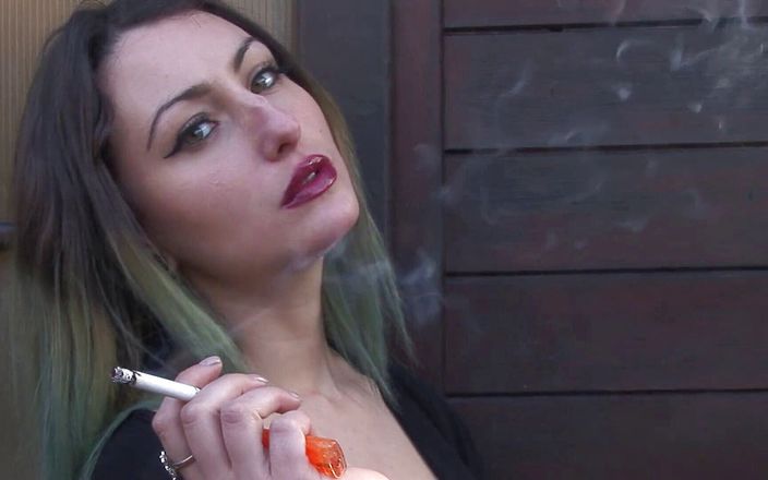 Super Heroines in Distress!: Nicole vício em cigarros!