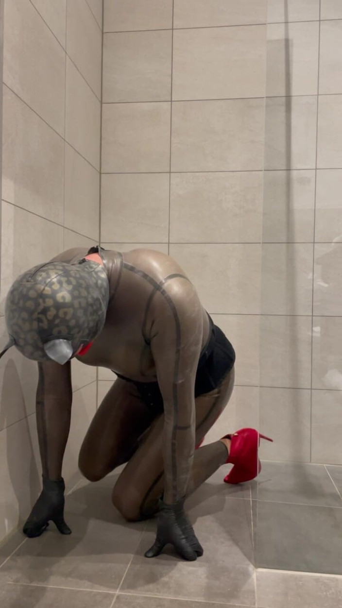 PervyLara: Combinaison en latex transparent noir dans la salle de bain