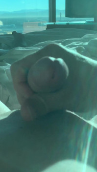 Roșcată slabă Twink masturbată până la orgasm intens ejaculare uriașă