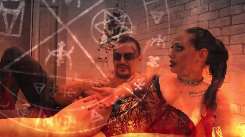 Goddess Misha Goldy: Chúa không yêu thương bạn! Đừng ăn mừng Giáng sinh!