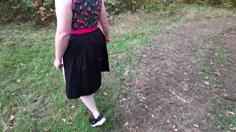 Bouncy Tits Action: Des poids sur ses tétons nus dans les bois