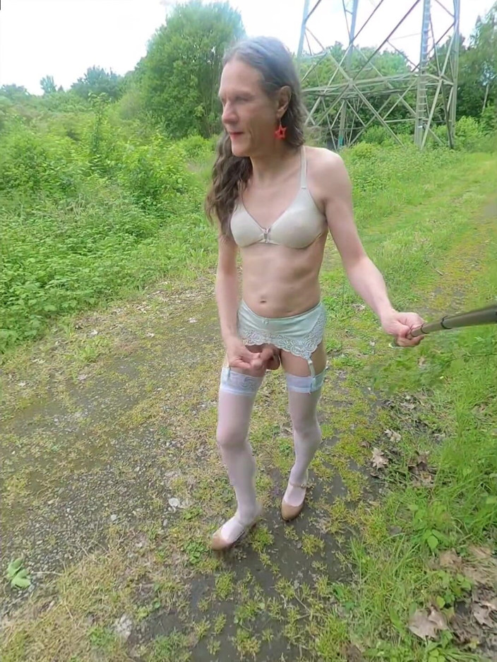 Slut Bella: Puszczalska Bella idzie na spacer i wank