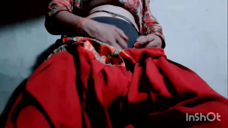 TricolorMusic3: Medan hon pressar brösten över kläderna blir hon gradvis mycket upphetsad...