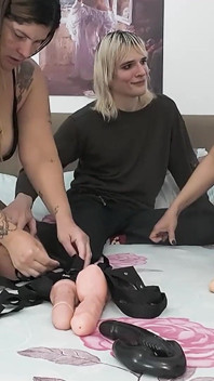 Med vännen Dai Belan, valde dildos för att knulla femboyen och pratade om horor jag gjort