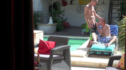 Gaybareback: Fransız iri güzel kız yüzme havuzunun yanında arkadaşı tarafından sikiliyor