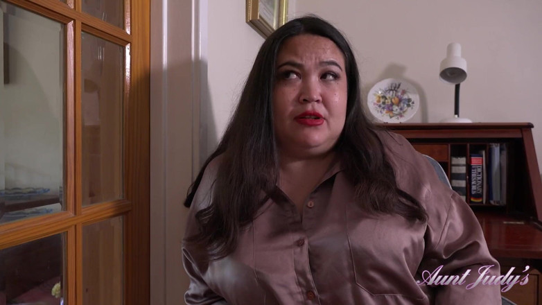 Aunt Judy's: Auntjudys - หัวหน้าเลขาอวบอิ่ม Ms. Mimi ดูดควยให้เธอที่ออฟฟิศ