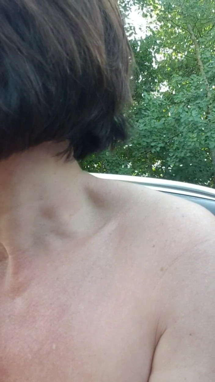 JulieEroticDress: Alergare goală cu squirt într-un câmp de porumb
